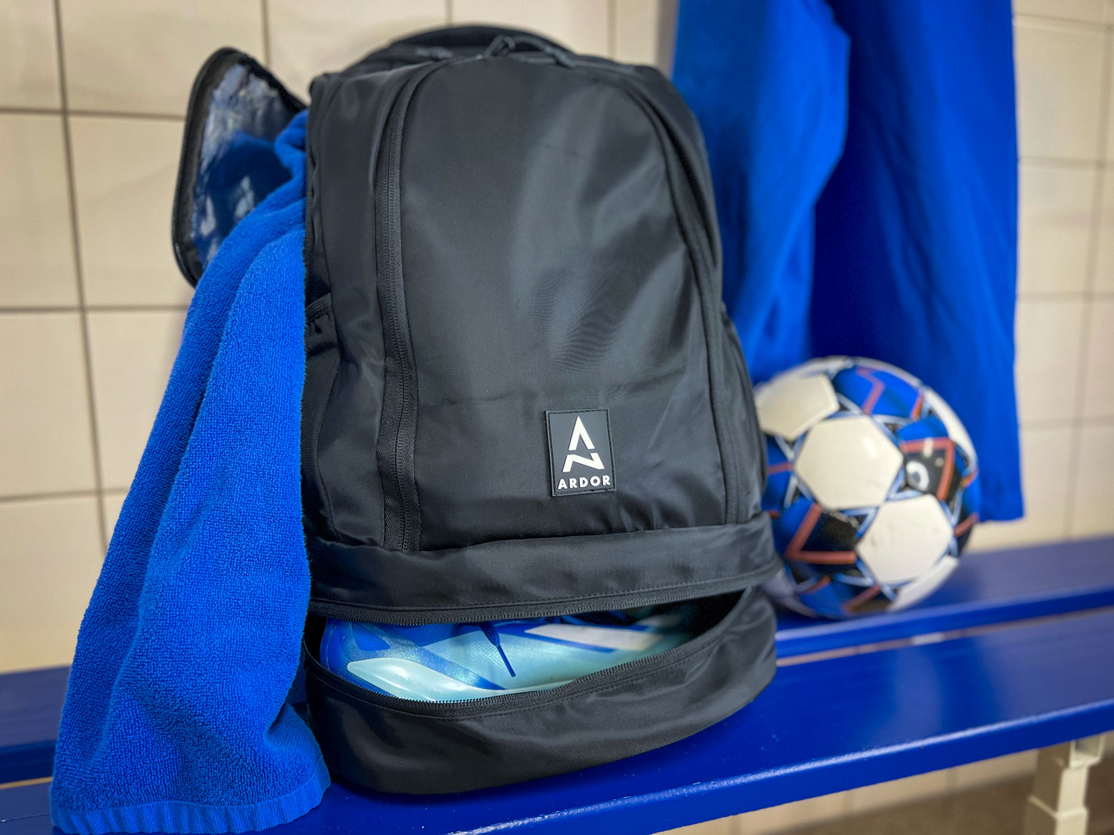 Fodboldrygsæk med vådrum og skorum