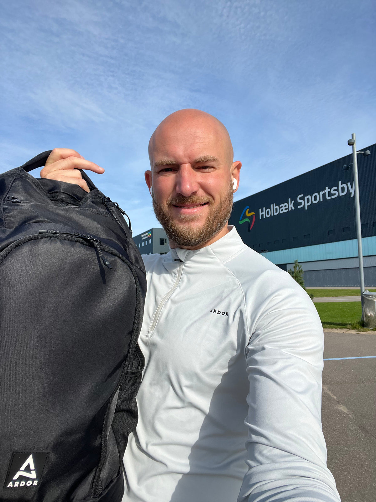 Hans, stifter af Ardor Sport, med sin AthleteBag foran Holbæk Sportsby